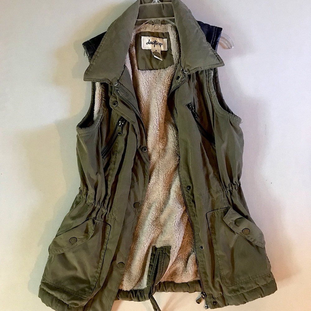 Olive green vest-Medium-Daytrip